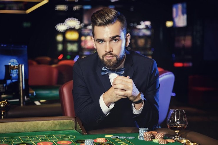 Dealer langsung memutar roda French Roulette di studio gacor500